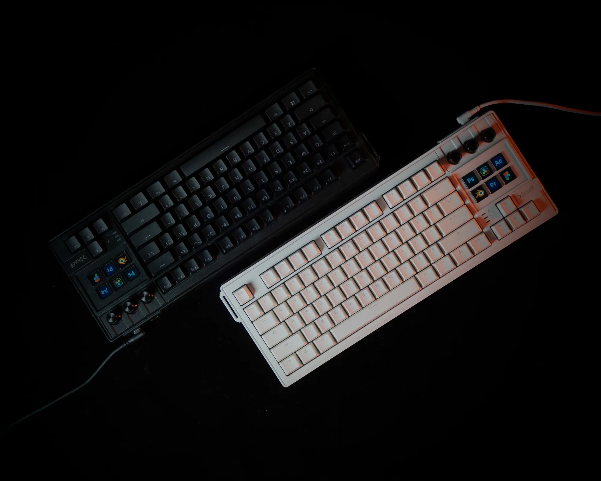 Keynova One sur un bureau de travail, à côté du clavier principal.